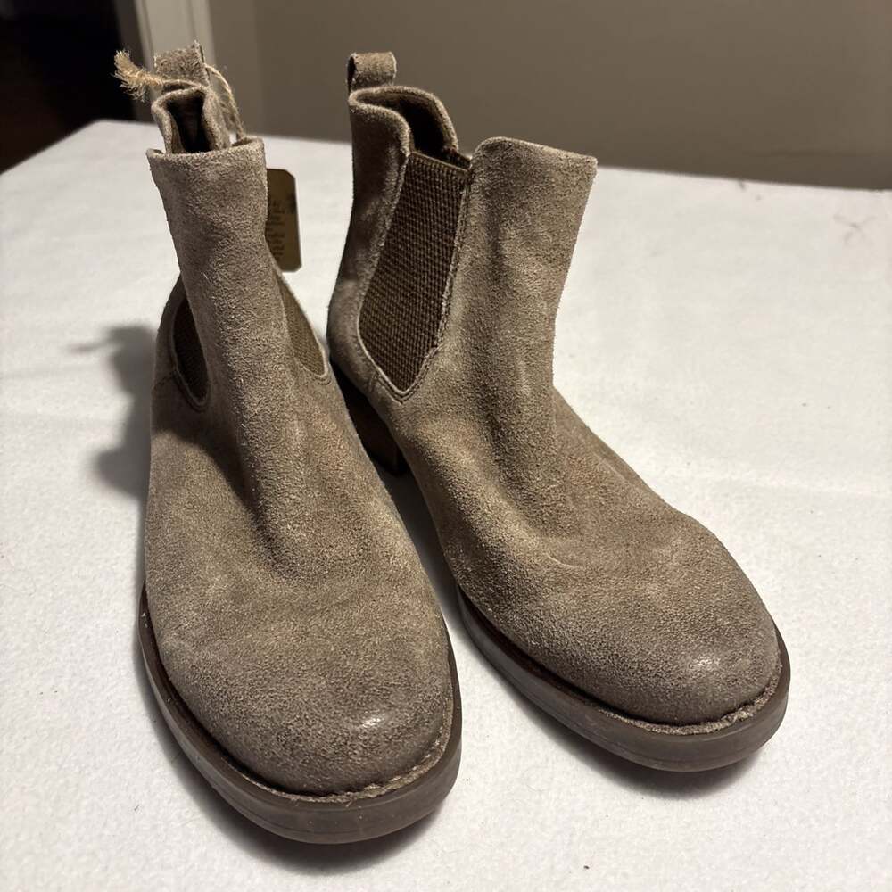 Born Chelsea Distressed Suede Boots Size 7 NWOB Brown